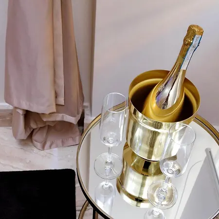 Trevi Diamond Luxury Suites & Jacuzzi Πανσιόν