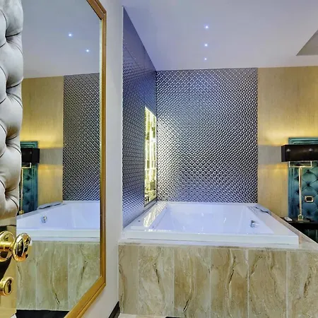 Trevi Diamond Luxury Suites & Jacuzzi * 로마