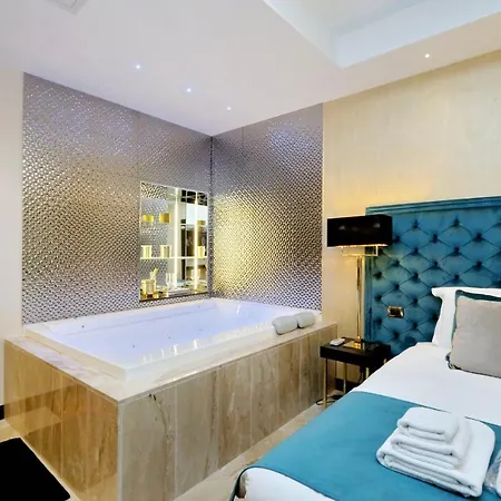 Trevi Diamond Luxury Suites & Jacuzzi *