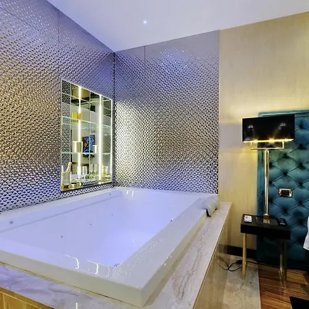 Trevi Diamond Luxury Suites & Jacuzzi 호텔 *