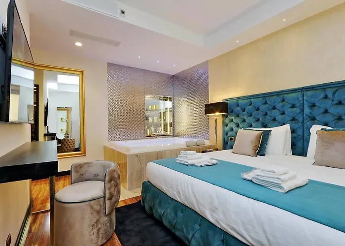 Hotel Trevi Diamond Luxury Suites & Jacuzzi *