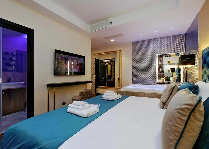 Trevi Diamond Luxury Suites & Jacuzzi Hotel